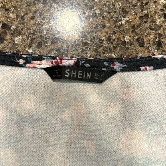 NEW SHEIN fitted black floral top - size XS - Picture 2 of 3